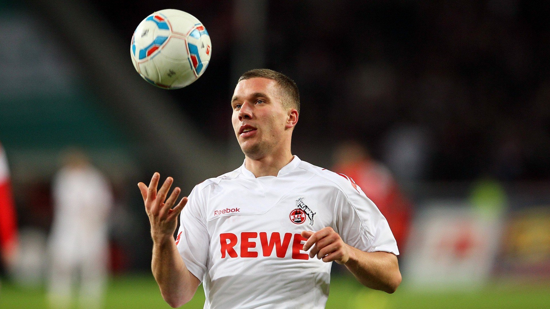 拜仁阵型纵深合理,攻守平衡俱佳,拜仁阵型和球队战术