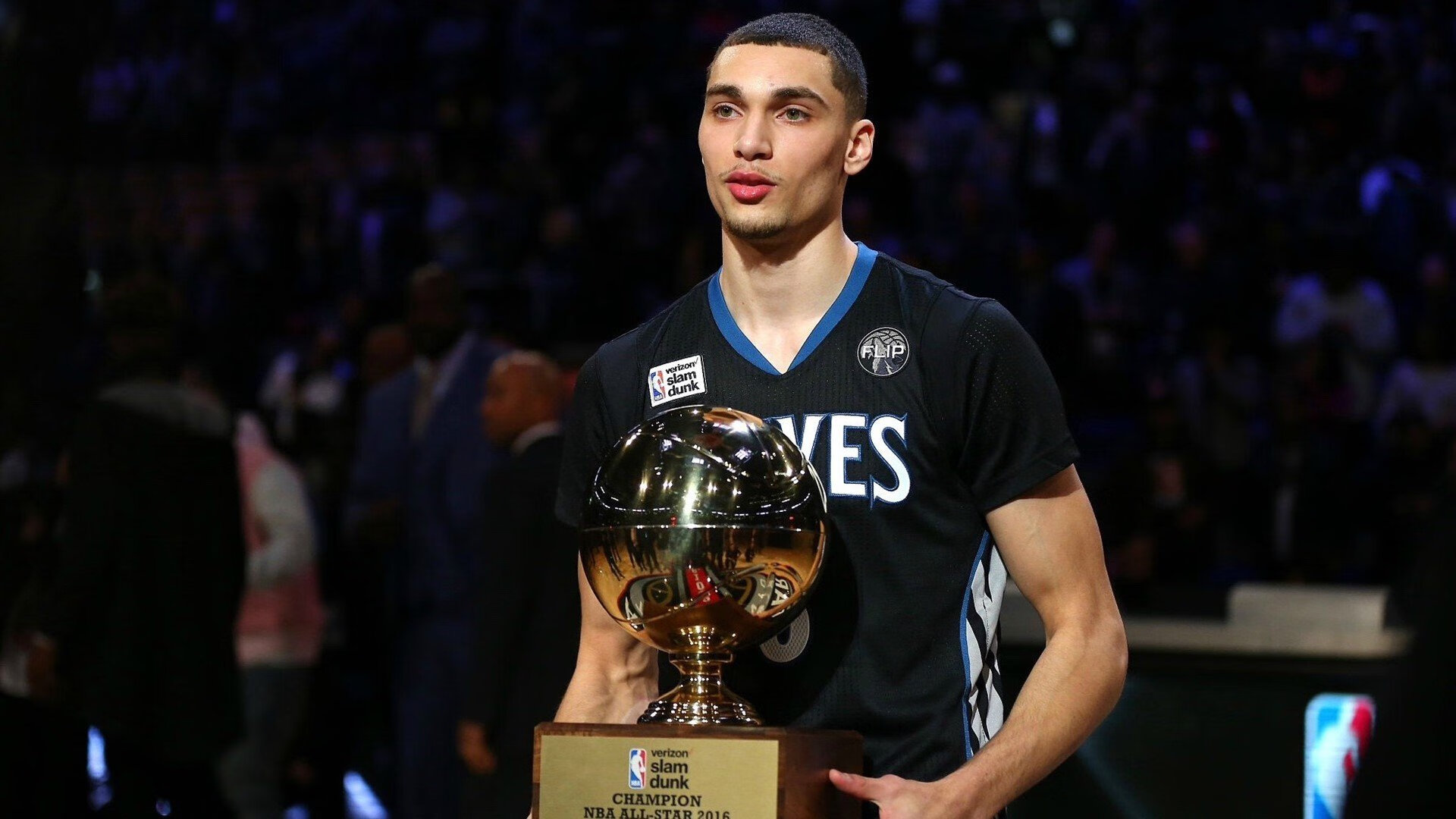 “武汉马拉松:选手们挑战极限,拼尽全力冲刺”